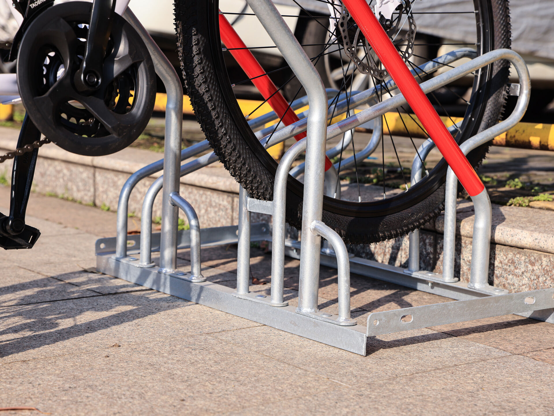 Fahrradparkständer E-Bike, für 6 Stellplätze, gummierter Rahmenschutz, modular, verzinkt